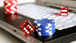 Ruang permainan live casino dengan dealer profesional dan pemain antusias